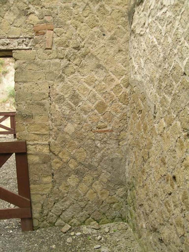 Ins Or II, 11, Herculaneum. June 2005. East wall in south-east corner of middle rear room.
Photo courtesy of Nicolas Monteix.